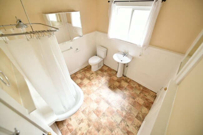 Building Photo - 1p716 - 3055-3061 Adeline Street