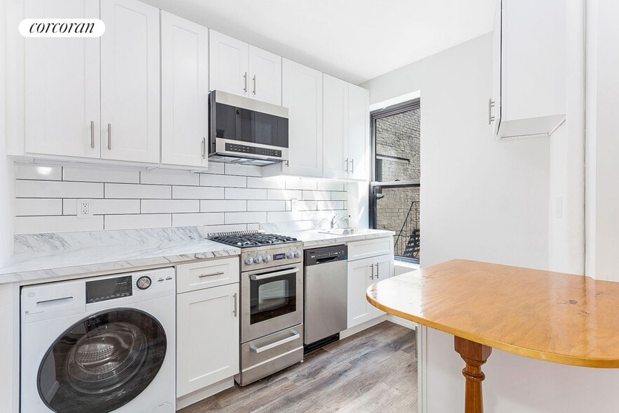 Primary Photo - 542 E 82nd St