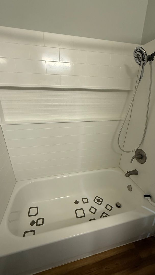 Building Photo - Well Maintained Top Floor 2 Bed/2 Bath Con...
