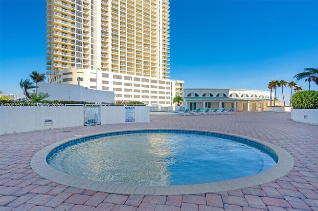 Building Photo - 16485 Collins Ave