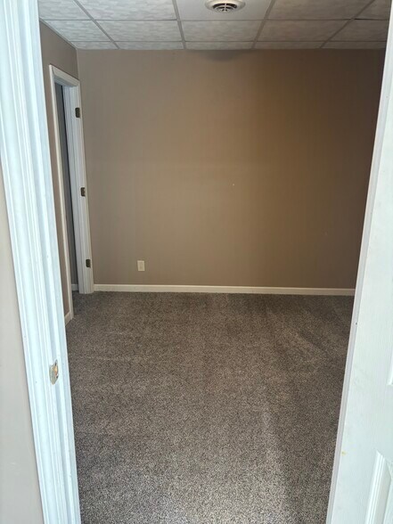 Smaller Bedroom - 211 E Franklin Street