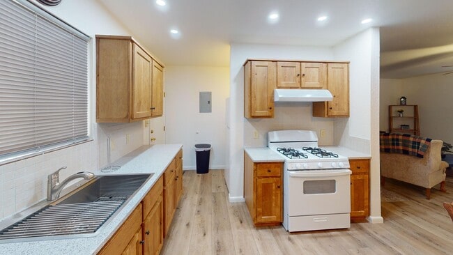 Building Photo - Newly remodeled, fully furnished, 2 bedroo...