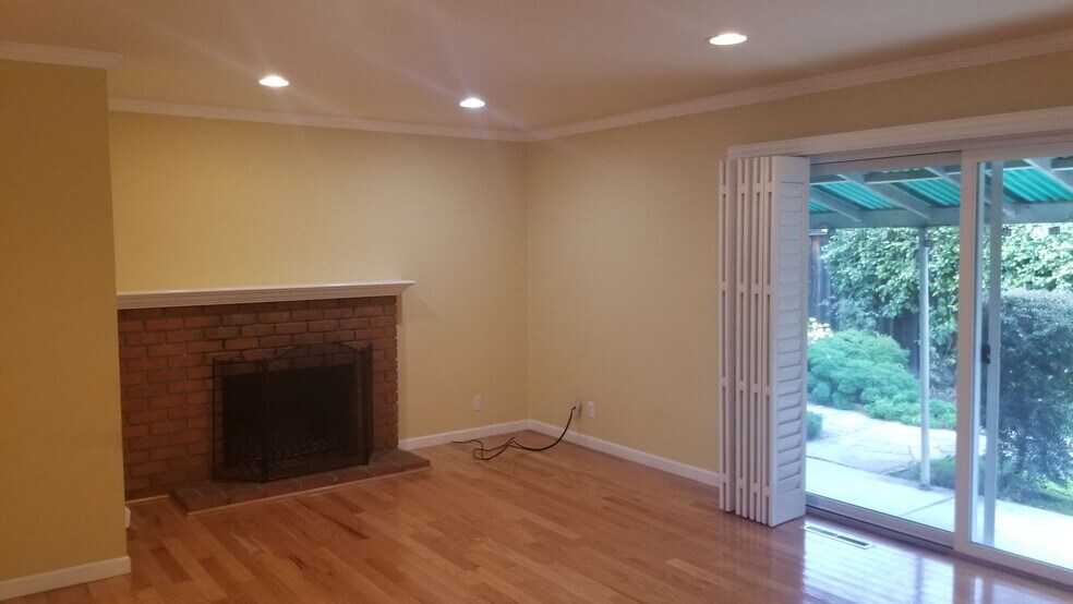 Building Photo - 2221 Homewood Dr