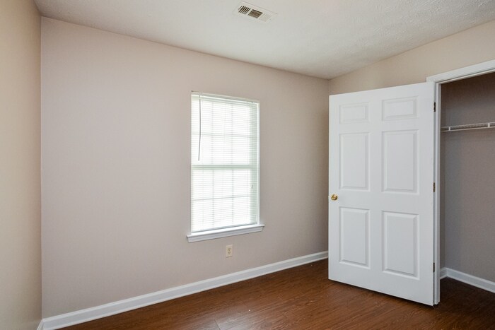 Building Photo - 150 Lakeside Dr