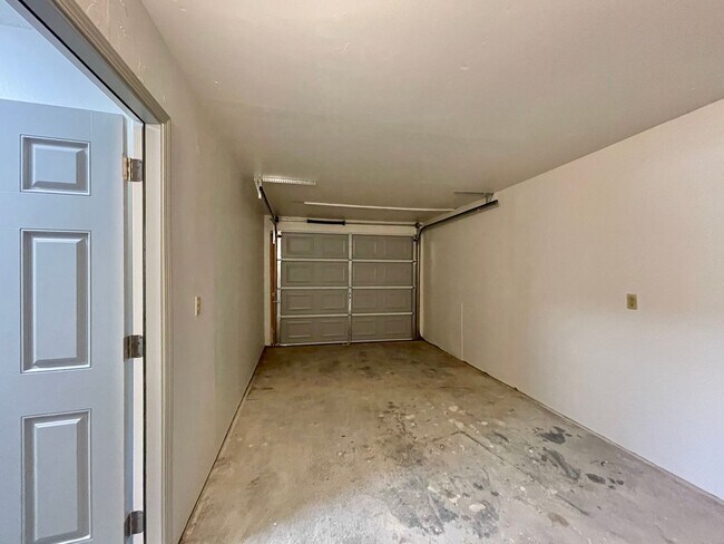 Building Photo - TRO1140-1142