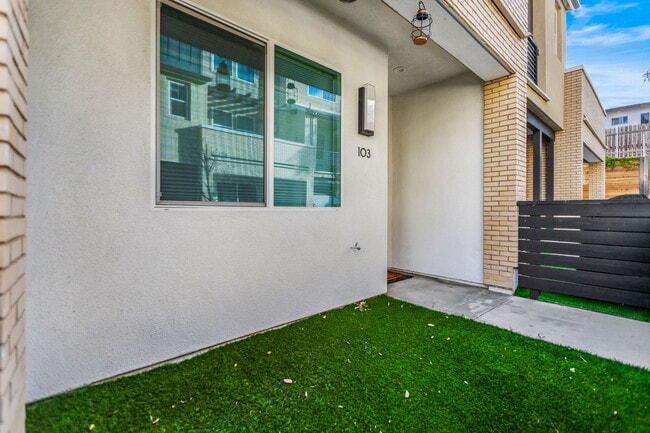 Building Photo - 7631 University Ave