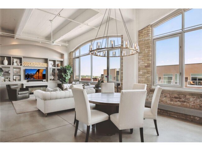 Building Photo - 700 N Washington Ave