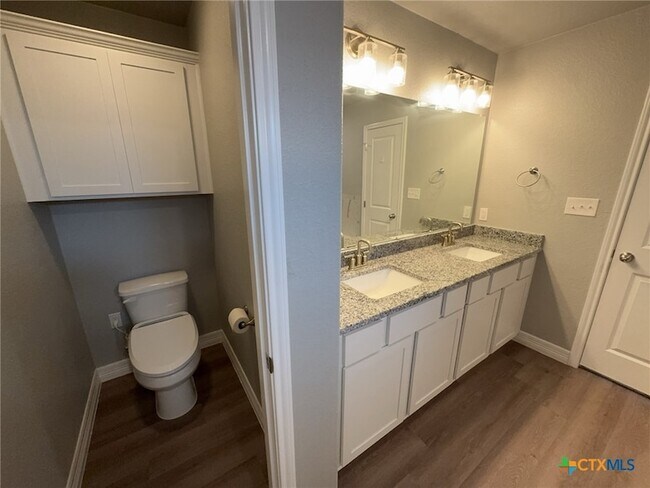 Building Photo - 907 Holliday Dr