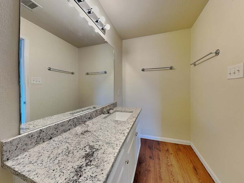 Building Photo - 18819 S Lyford Dr