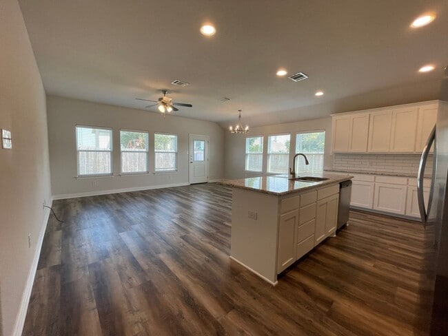 Building Photo - AVAILABLE NOW - 3 BEDROOM 2 BATH DUPLEX IN CLEBURNE