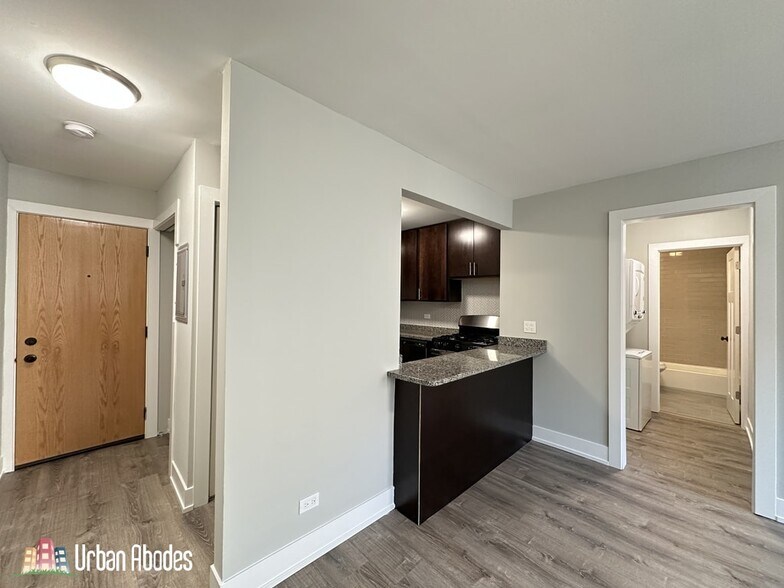 Building Photo - 528 W Surf St