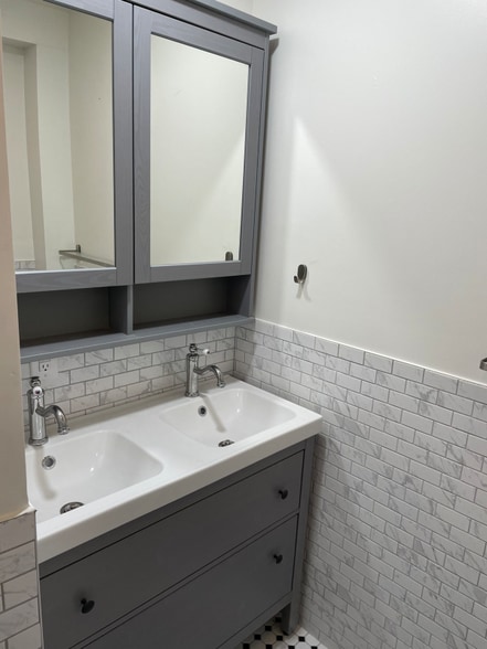 Building Photo - 416 E Main St