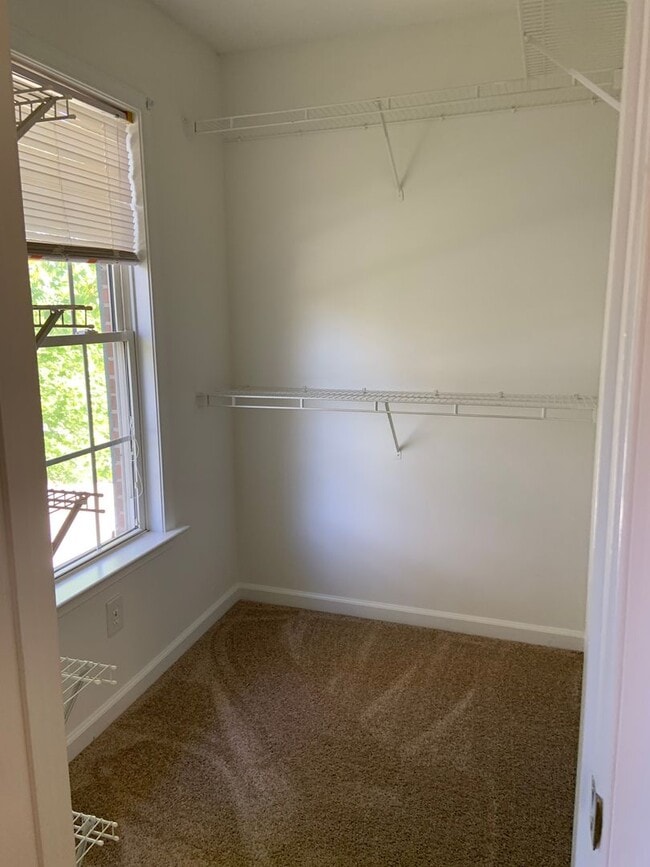 Building Photo - Renovated 3 Bedroom Off Groometown Road