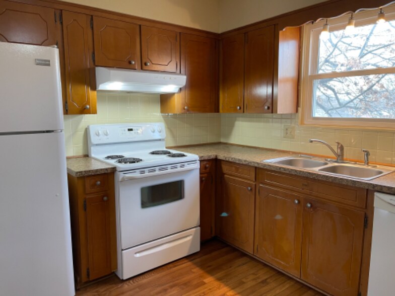 Building Photo - 3727 NE Colonial Dr