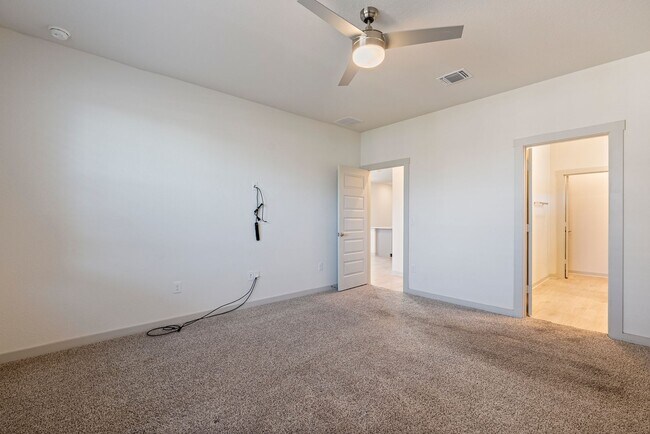 Building Photo - Modern comfort meets Austin flavor, 3-bed gem in Northeast ATX!