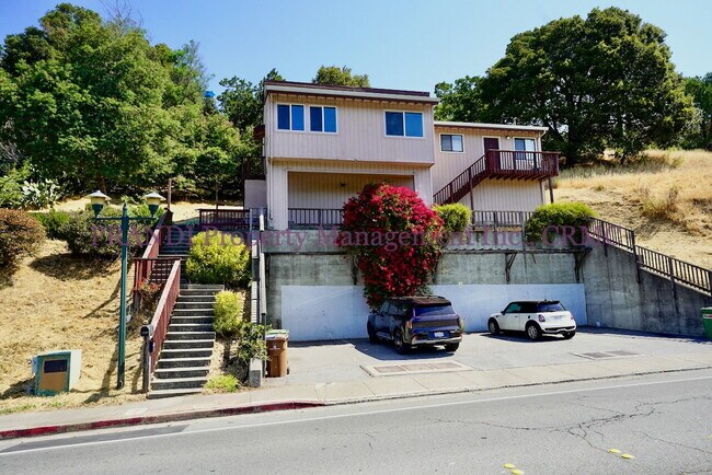 Building Photo - Quality Duplex, Right Near Downtown!