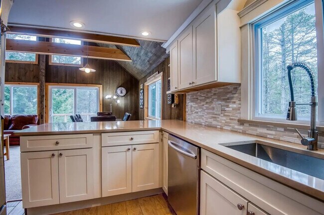 Building Photo - 157 Slalom Ln