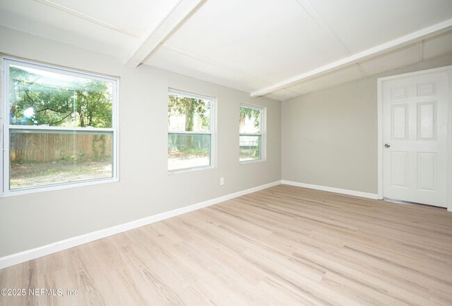 Building Photo - 313 Suzanne Dr