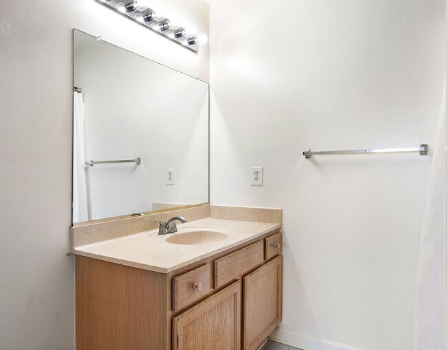 Building Photo - 2Bed/2Bath, Upgraded Condos in the Heart o...