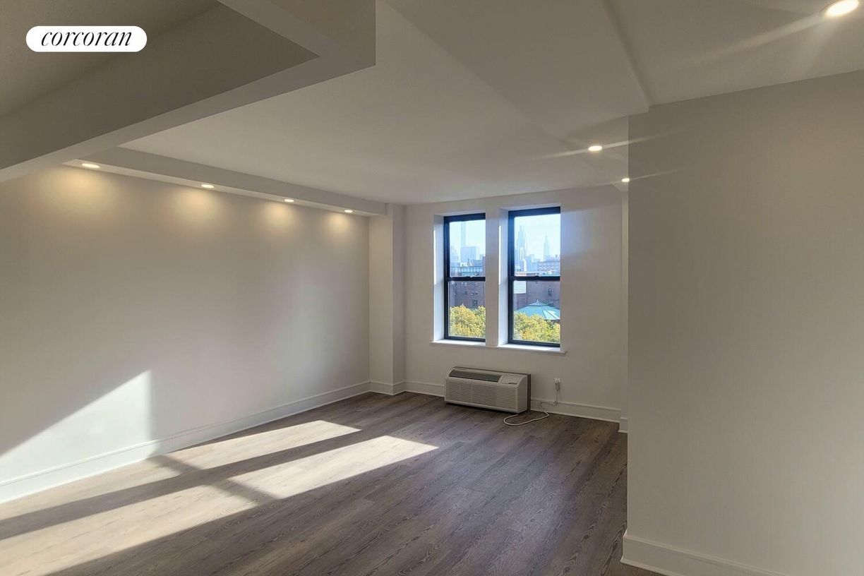 Building Photo - 45 W 81st St