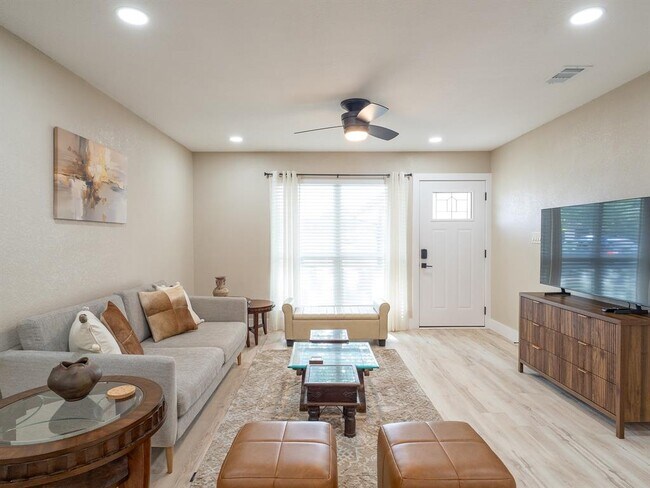 Building Photo - 8314 Bowling Green Dr