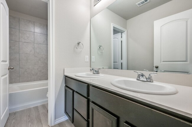 Building Photo - 3537 Brentwood Dr