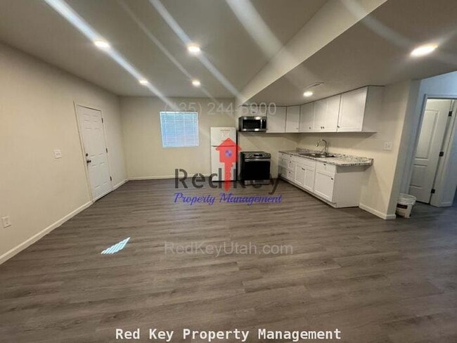 Building Photo - Broxburn Way Duplex