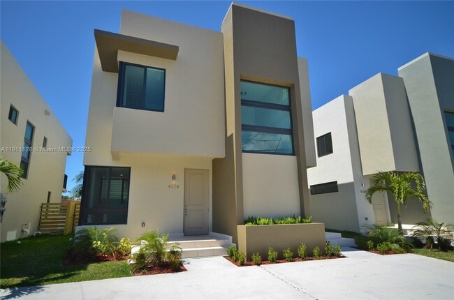 Primary Photo - 4374 E 10th Ave