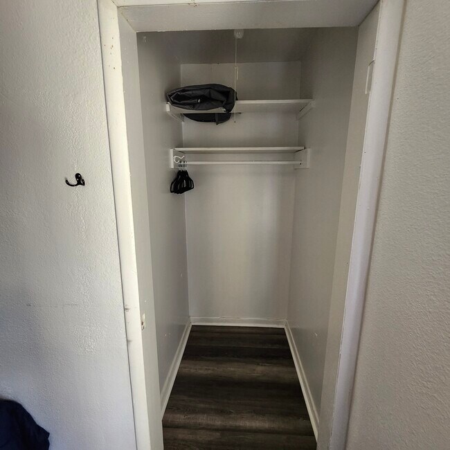 Building Photo - 457 Vineyard Ave