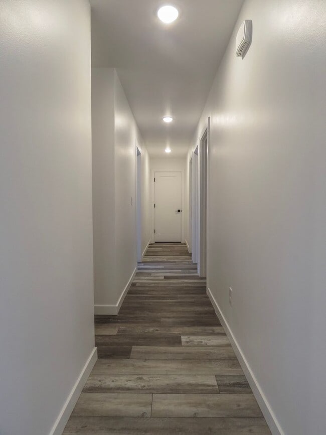 Building Photo - Newberg- 3 bedroom Duplex Available Soon - Schedule tour now !