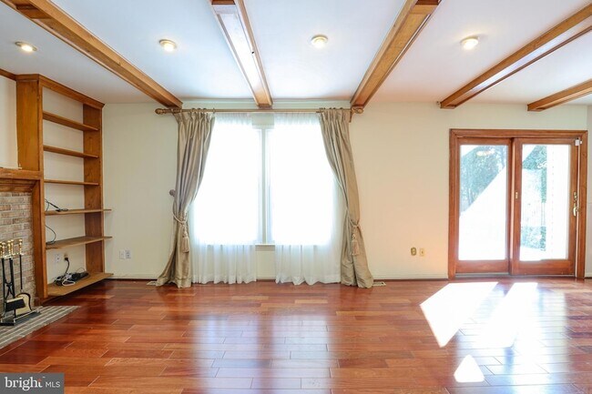 Building Photo - 8519 Electric Ave