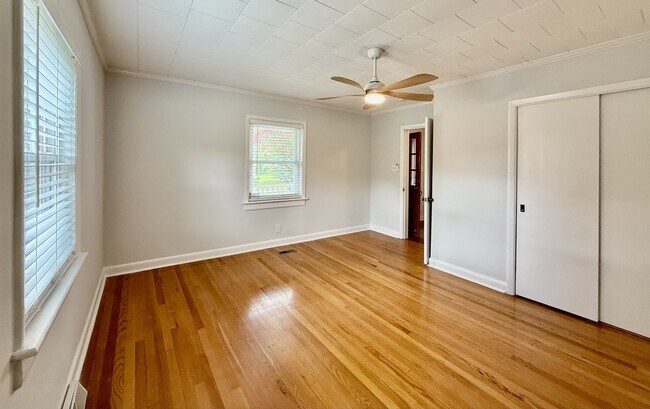 Building Photo - 904 Carolina Ave