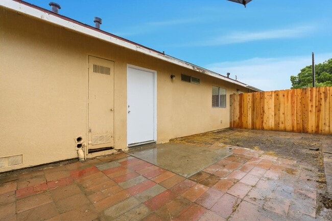 Building Photo - 616 S Irwin St