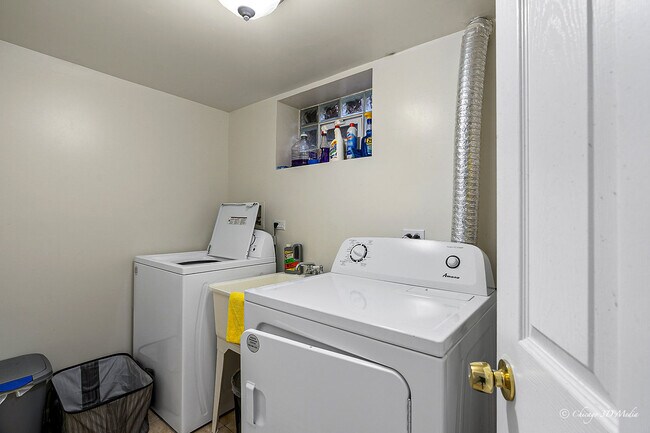 Building Photo - 5844 N Lacey Ave