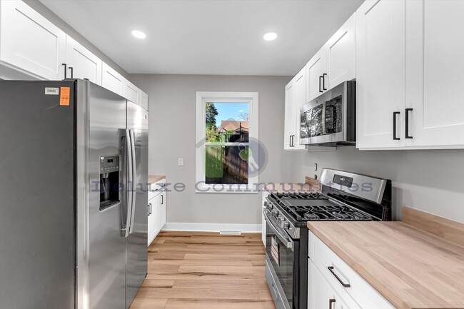 Building Photo - 724-724 Adams St SE