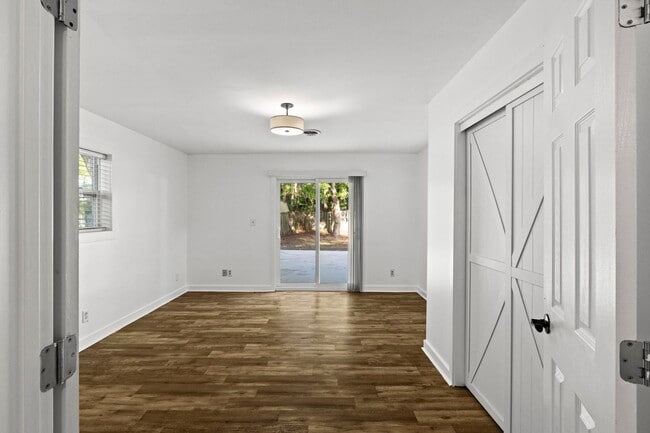 Building Photo - 3 Bedroom Home in Wilmington with a fenced yard and garage!