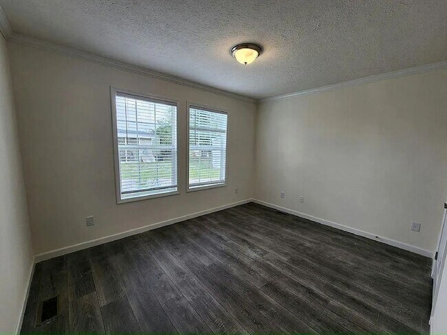 Building Photo - 513 Eland Dr