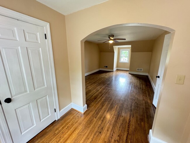 Building Photo - Beautifully Remodeled 4-Bedroom Home with ...