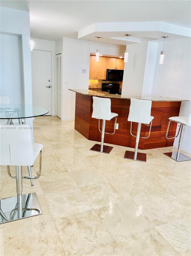 Building Photo - 6917 Collins Ave