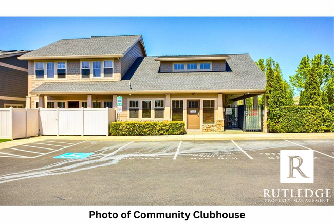 Building Photo - 3 Bedroom Townhouse in Medford!