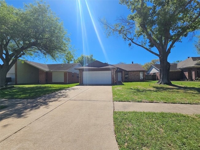 Building Photo - 16715 Rockbend