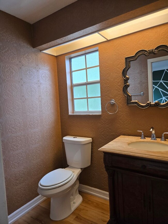 Building Photo - Spacious 2-bedroom, 1.5-bath end-unit townhouse in Carriage House