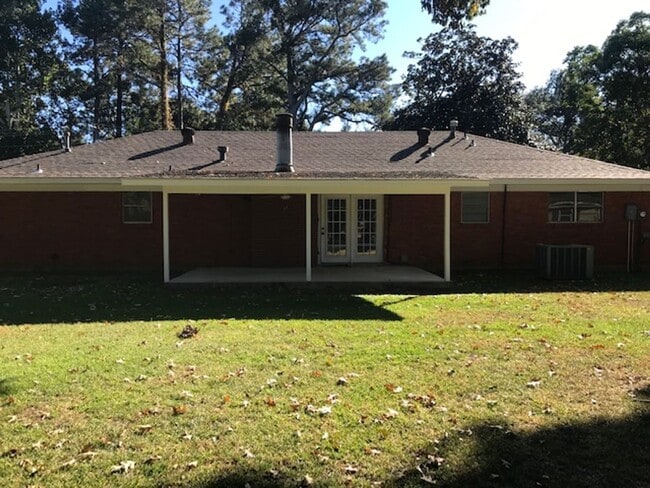 Building Photo - 3 bed 2 Bath Brick Home off Park Avenue!