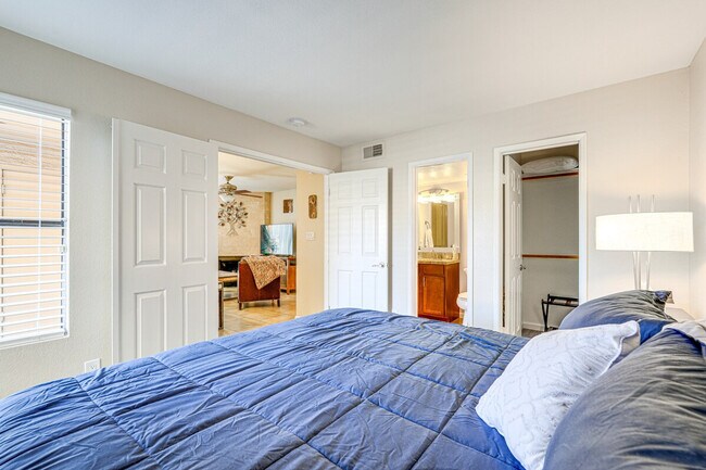 Building Photo - 8787 E Mountain View Rd