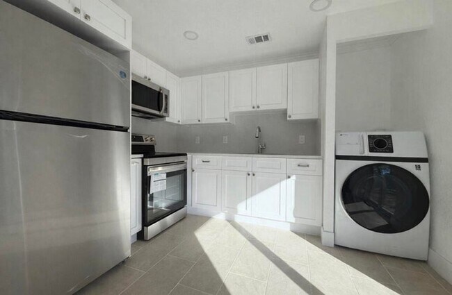 Building Photo - 736 Neil Rd