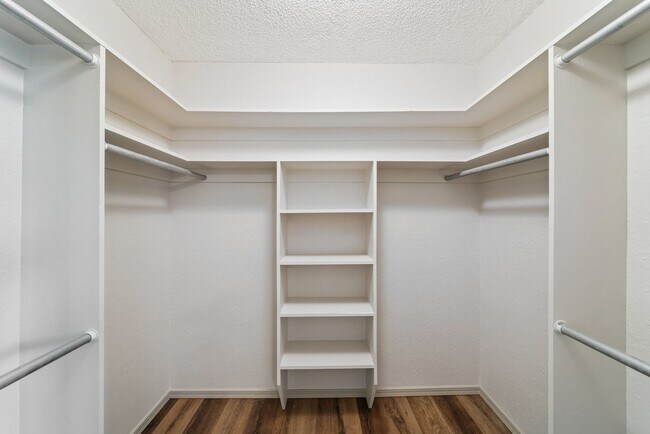 Building Photo - Spacious Single Story 4 Room Home + Sunroo...