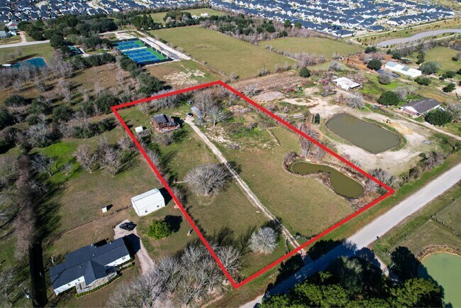 Building Photo - 6250 N Mallard Dr