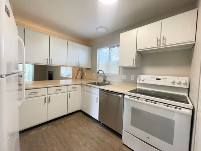 Building Photo - 6855 Delmonico Dr