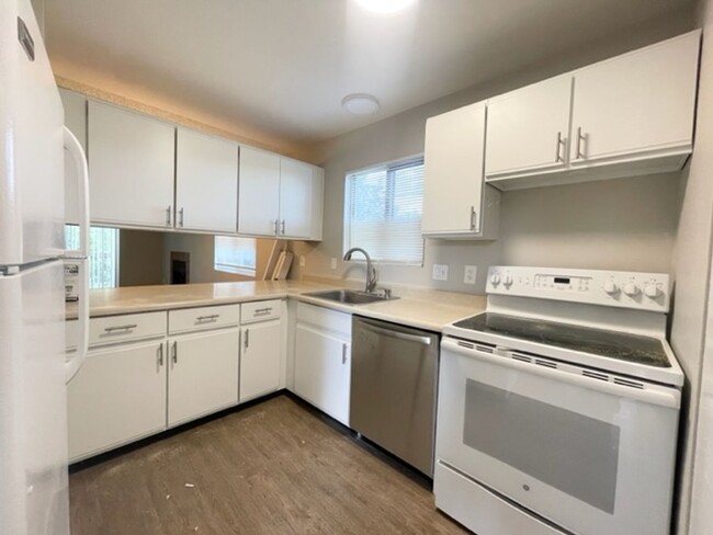 Building Photo - Spacious two bedroom, one and half bathroo...