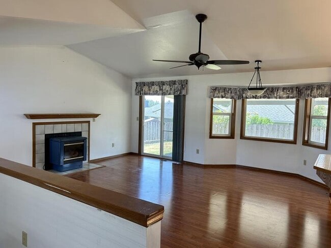 Building Photo - 2060 Oxford Ct